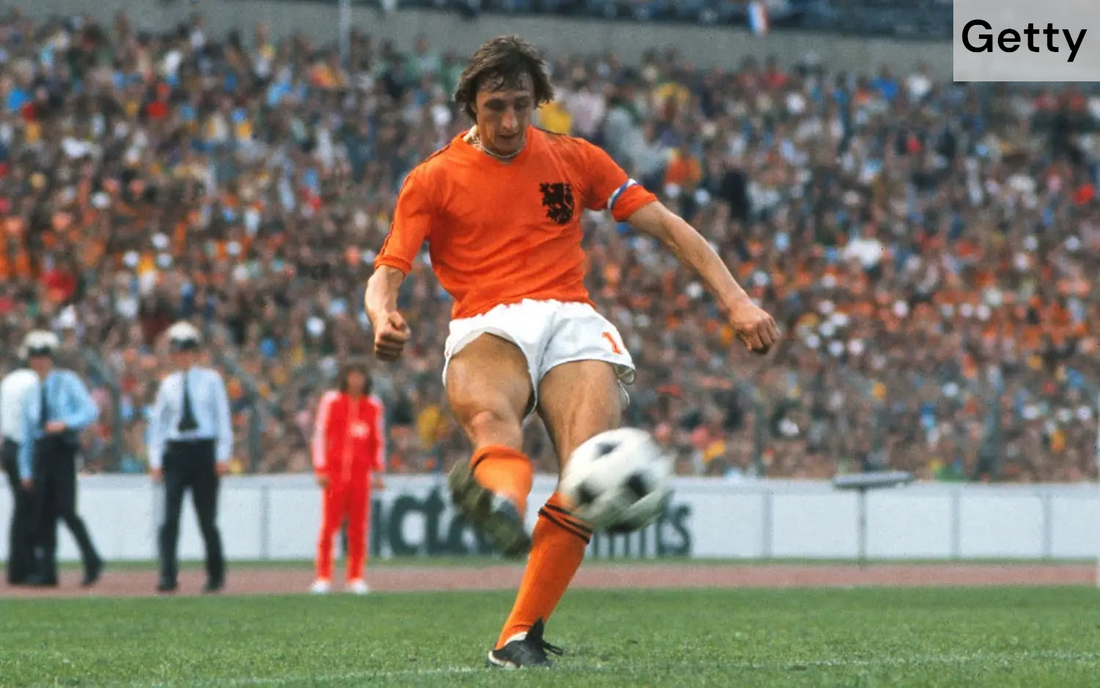 MAILLOT PAYS BAS 1974| Pourquoi Johan Cruyff portait un maillot à deux bandes ?